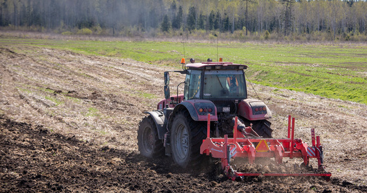 Прыцягненне вучняў да сельскагаспадарчых работ супярэчыць заканадаўству?