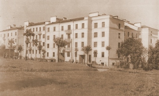 1/9 adzin_z_novych_damou_u_miensku_1934_hod_logo.jpg