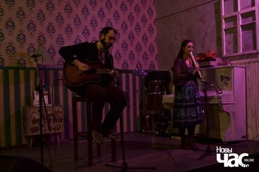 Арцём Сітнікаў з Багданай выконваюць пераклад песень БГ Арцём Сітнікаў з Багданай выконваюць пераклад песень БГ