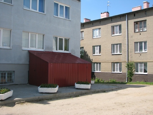 Двор ля афіцэрскага клубу. Бачны будынк афіцэрскага дома Двор ля афіцэрскага клубу. Бачны будынк афіцэрскага дома