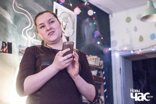 Дзяўчына піша па яе прызанні «мэйнстрымныя» вершы на праблемы сучаснаснага жыхара горада Дзяўчына піша па яе прызанні «мэйнстрымныя» вершы на праблемы сучаснаснага жыхара горада