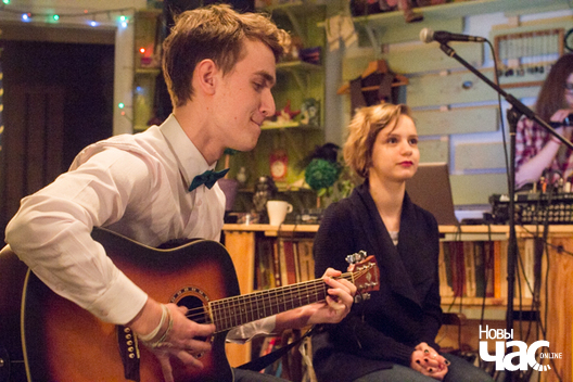 Трэцімі на сцэну выйшаў малады дуэт «Судороги Степана» з даволі забаўнымі і нават эксперыментальнымі песнямі Трэцімі на сцэну выйшаў малады дуэт «Судороги Степана» з даволі забаўнымі і нават эксперыментальнымі песнямі