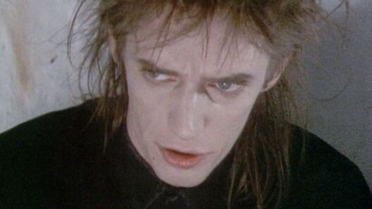 3/3 kadr_z_filjmu_b_movie_3_logo.jpg