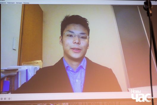 Кен вітаецца з наведвальнікамі вечарыны Кен вітаецца з наведвальнікамі вечарыны