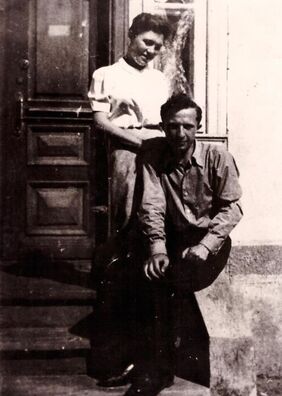 З першай жонкай Кірай Брант у Лідзе. 1941 год З першай жонкай Кірай Брант у Лідзе. 1941 год