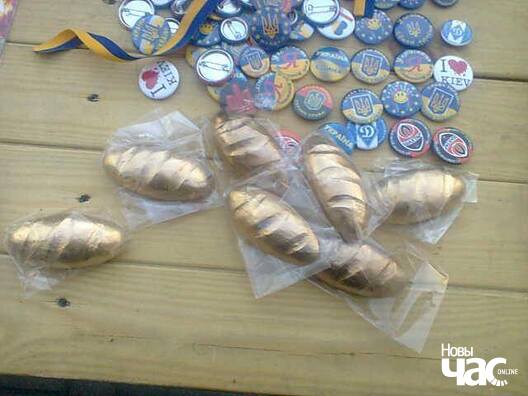 Кожнаму па залатому батончыку! Жартаўлівы сувенір на Майдане Кожнаму па залатому батончыку! Жартаўлівы сувенір на Майдане