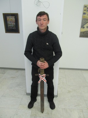 Бард Зміцер Захарэвіч бараніў Курапаты гэтым сімвалічным мячом пад час пашырэння МКАД у 2001—2002 гадах Бард Зміцер Захарэвіч бараніў Курапаты гэтым сімвалічным мячом пад час пашырэння МКАД у 2001—2002 гадах