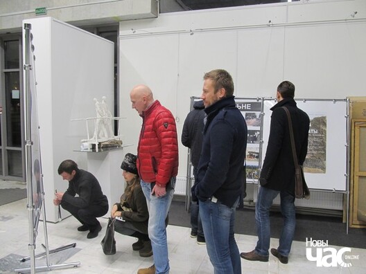 Ужо пачаўся дэмантаж выставы, а на яе ўсё прыходзілі людзі... Ужо пачаўся дэмантаж выставы, а на яе ўсё прыходзілі людзі...