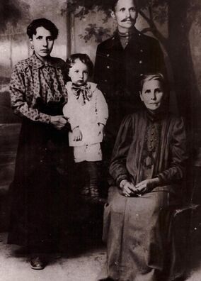 З маці, бацькам і бабуляй. 1917 год З маці, бацькам і бабуляй. 1917 год