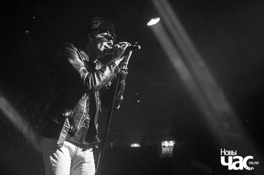 Музыкі распачалі з больш гучных і актыўных песень, але гук падчас усяго выступу быў даволі дрэнным, толькі на сканчэнні выступу можна было нармалёва зразумець словы саліста, Джэсі Рутэрфорда Музыкі распачалі з больш гучных і актыўных песень, але гук падчас усяго выступу быў даволі дрэнным, толькі на сканчэнні выступу можна было нармалёва зразумець словы саліста, Джэсі Рутэрфорда