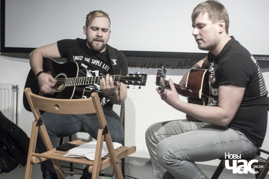 Музыкі з "Амарокі" выканалі акустычны сэт з дужа лірычнымі песнямі Музыкі з "Амарокі" выканалі акустычны сэт з дужа лірычнымі песнямі