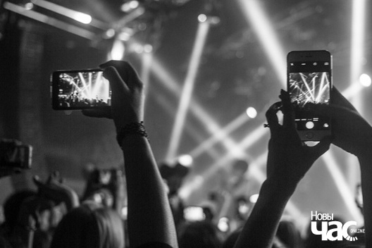 На тацпляцы ўсемажлівых дэвайсаў над галовамі было столькі, што толькі крыху саступала колькасці наведвальнікаў На тацпляцы ўсемажлівых дэвайсаў над галовамі было столькі, што толькі крыху саступала колькасці наведвальнікаў