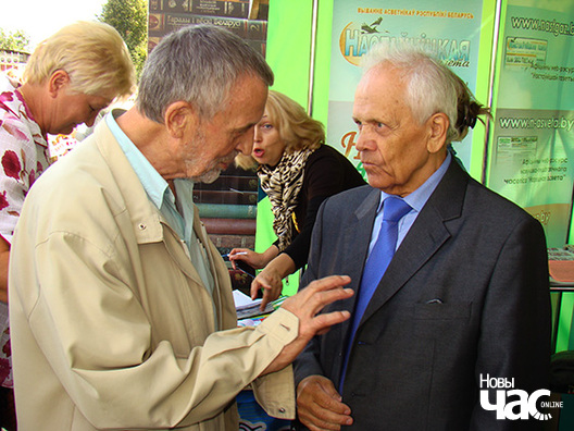 Паэт Я. Гучок і пісьменнік У. Ліпскі абмяркоўваюць новыя выданні Паэт Я. Гучок і пісьменнік У. Ліпскі абмяркоўваюць новыя выданні
