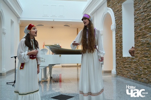 Патрыцыя Свіціна і Вера Саламонік спяваюць акапэльна Патрыцыя Свіціна і Вера Саламонік спяваюць акапэльна