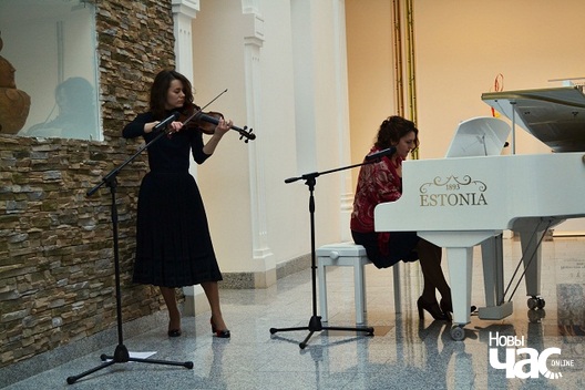 Ірэна Катвіцкая ўпершыню выйшла на сцэну разам са скрыпачкай Лерай Пажарыцкай Ірэна Катвіцкая ўпершыню выйшла на сцэну разам са скрыпачкай Лерай Пажарыцкай