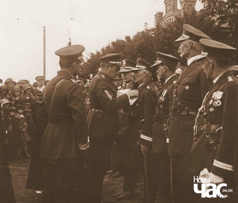 Станіслаў Булак-Балаховіч узнагароджвае сваіх жаўнераў Станіслаў Булак-Балаховіч узнагароджвае сваіх жаўнераў