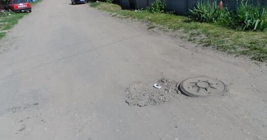 Падчас рамонту вуліцы ў Слуцку дарогу засыпалі камянямі (фота)