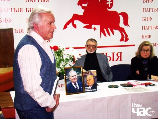 Сваімі развагамі дзеліцца пісьменнік В.Якавенка Сваімі развагамі дзеліцца пісьменнік В.Якавенка