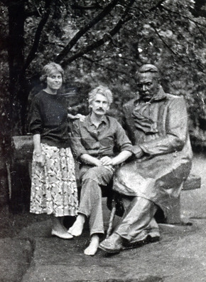 У гасцях у Янкі Купалы ў Ляўках з будучай жонкай Аленай (1989) У гасцях у Янкі Купалы ў Ляўках з будучай жонкай Аленай (1989)