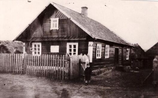 Хата ў вёсцы Рудаўка, дзе гадаваўся будучы паэт Хата ў вёсцы Рудаўка, дзе гадаваўся будучы паэт