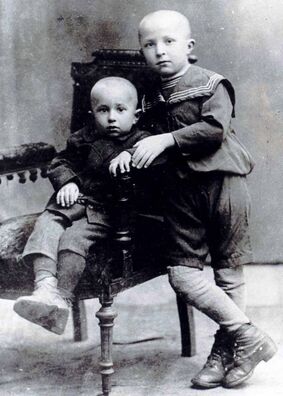 З братам Сашам. 1918 год З братам Сашам. 1918 год