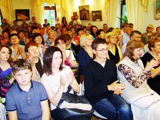 Перапоўненая зала музея Янкі Купалы Перапоўненая зала музея Янкі Купалы