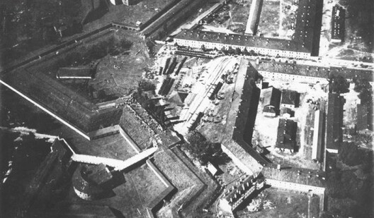 Здымак Бабруйскай крэпасці з польскага самалёту на якім бачны курган, 1920 год Здымак Бабруйскай крэпасці з польскага самалёту на якім бачны курган, 1920 год