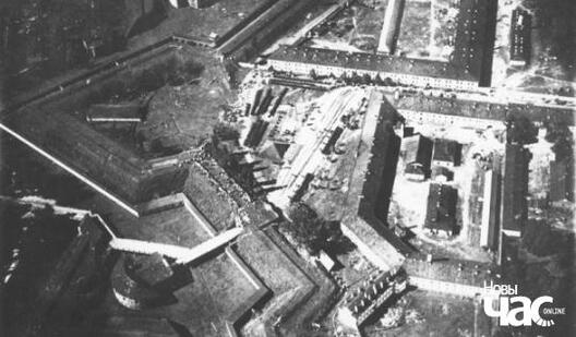 Здымак Бабруйскай крэпасці з польскага самалёту на якім бачны курган, 1920 год Здымак Бабруйскай крэпасці з польскага самалёту на якім бачны курган, 1920 год