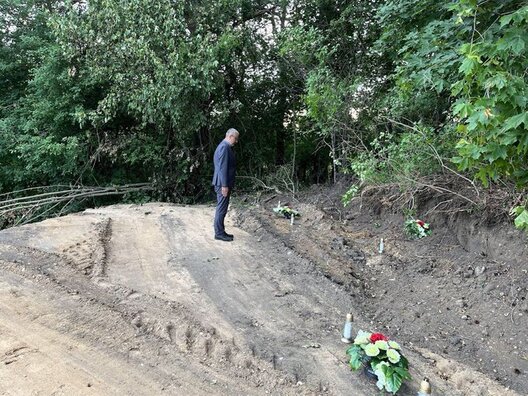 Марцін Вайцяхоўскі ўскладае кветкі на знішчаным пахаванні каля вёсцы Мікулішкі Ашмянскага раёна. Фота twitter.com Марцін Вайцяхоўскі ўскладае кветкі на знішчаным пахаванні каля вёсцы Мікулішкі Ашмянскага раёна. Фота twitter.com