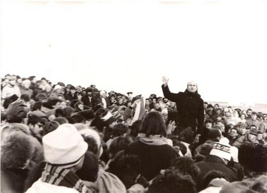 (1988 г.). Мітынг у полі на Дзяды-88. (Фота М. Крывальцевіча з калекцыі С. Абламейкі). (1988 г.). Мітынг у полі на Дзяды-88. (Фота М. Крывальцевіча з калекцыі С. Абламейкі).
