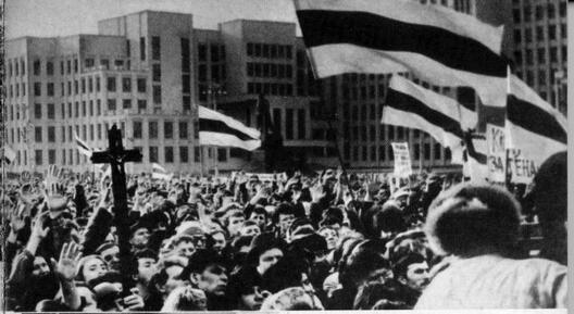 (1990 г.). 26 лютага 1990 г. Стотысячны мітынг БНФ перад Вярхоўным Саветам. (1990 г.). 26 лютага 1990 г. Стотысячны мітынг БНФ перад Вярхоўным Саветам.