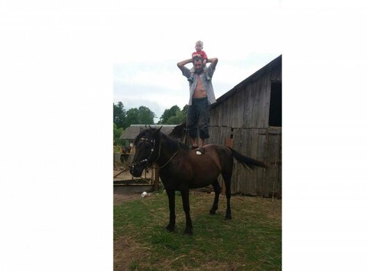 На вёсцы ў бацькоў Алеся На вёсцы ў бацькоў Алеся