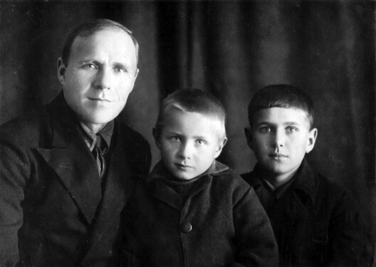 Гаўрыла Гарэцкі з сынамі Радзімам і Усяславам. Пасёлак Мурмашы Мурманскай вобл. 16 кастрычніка 1936 г. Гаўрыла Гарэцкі з сынамі Радзімам і Усяславам. Пасёлак Мурмашы Мурманскай вобл. 16 кастрычніка 1936 г.