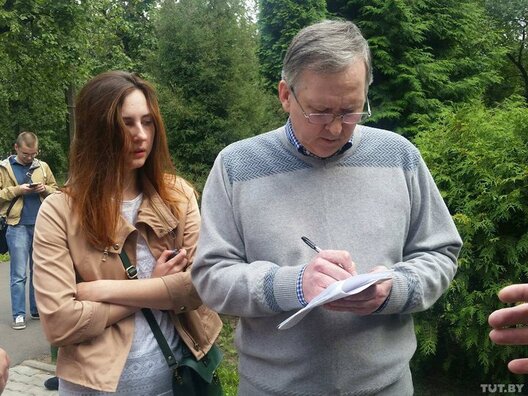 Галоўны інжынер МЗКЦ падпісвае дакументы аб вызваленні ля будынку суда. Фота: Кацярына Барысевіч, TUT.BY Галоўны інжынер МЗКЦ падпісвае дакументы аб вызваленні ля будынку суда. Фота: Кацярына Барысевіч, TUT.BY