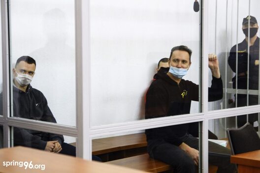 У цэнтры — палітвязень Дзяніс Граханаў, злева — Ігар Самусенка, справа — Уладзіслаў Гуліс. Фота: spring96.org У цэнтры — палітвязень Дзяніс Граханаў, злева — Ігар Самусенка, справа — Уладзіслаў Гуліс. Фота: spring96.org