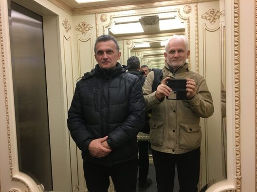 Алесь Бяляцкі і Сяржук Сыс у ліфце гатэля ў Грозным Алесь Бяляцкі і Сяржук Сыс у ліфце гатэля ў Грозным