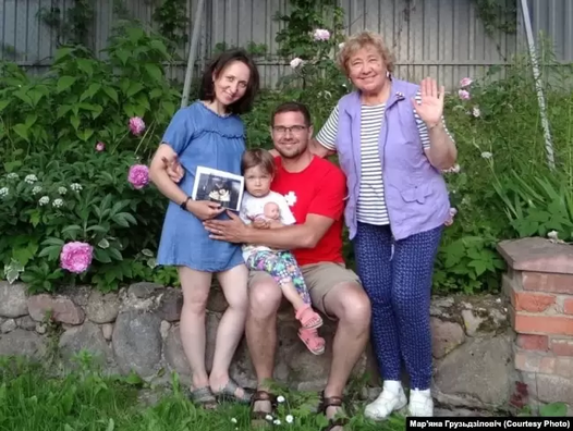 Мар’яна Груздзіловіч з сям’ёй малодшага сына Аляксандра Мар’яна Груздзіловіч з сям’ёй малодшага сына Аляксандра 