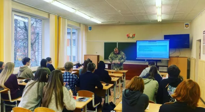 Як школьнікі рэагуюць на ваенна-патрыятычнае выхаванне? «Настаўніца паехала дахам». Як школьнікі рэагуюць на ваенна-патрыятычнае выхаванне?