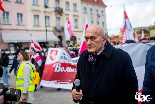 Зянон Пазняк падчас акцыі да Дня Волі ў Варшаве. Фота Паўла Хадзінскага Зянон Пазняк падчас акцыі да Дня Волі ў Варшаве. Фота Паўла Хадзінскага