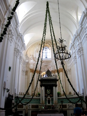 Галоўны алтар Будслаўскага касцёла. Фота Алены Ляшкевіч Галоўны алтар Будслаўскага касцёла. Фота Алены Ляшкевіч