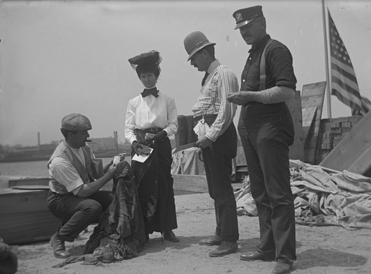 Гарадскія службы робяць марныя спробы апазнаць прыналежнасць адзення Гарадскія службы робяць марныя спробы апазнаць прыналежнасць адзення