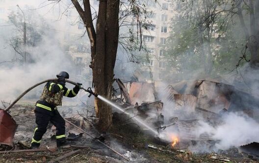 Ратавальнікі ліквідуюць наступствы абстрэлаў у Харкаве. Фота: facebook.com/MNS.GOV.UA Ратавальнікі ліквідуюць наступствы абстрэлаў у Харкаве. Фота: facebook.com/MNS.GOV.UA