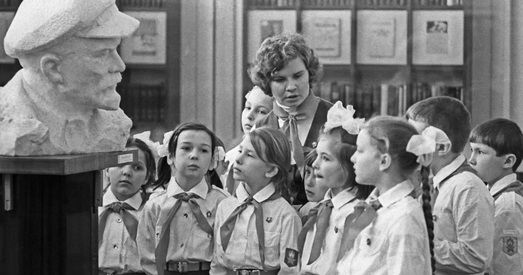 Back to USSR. Беларускія школьнікі будуць здаваць мабільнікі, насіць форму і слухаць гімн