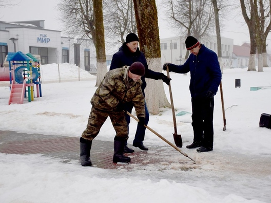 Грамадзян, што стаяць на ўліку ў крымінальнай інспекцыі, прымусілі чысціць сквер у Хоцімску Грамадзян, што стаяць на ўліку ў крымінальнай інспекцыі, прымусілі чысціць сквер у Хоцімску