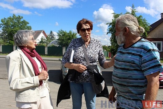 Гродзенскі краявед Януш Парулiс дапамаў Крысціне зарыентавацца на старой вулiцы Гродзенскі краявед Януш Парулiс дапамаў Крысціне зарыентавацца на старой вулiцы
