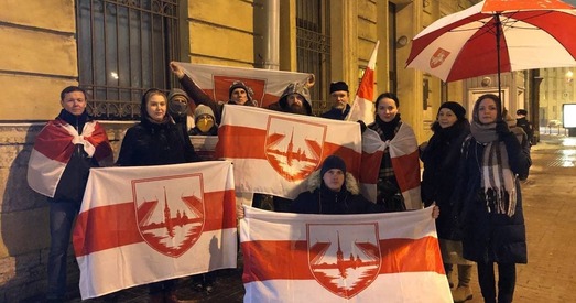 У Пецярбургу грамадзян Беларусі будуць штрафаваць за выкарыстанне нацыянальнай сімволікі ля амбасады