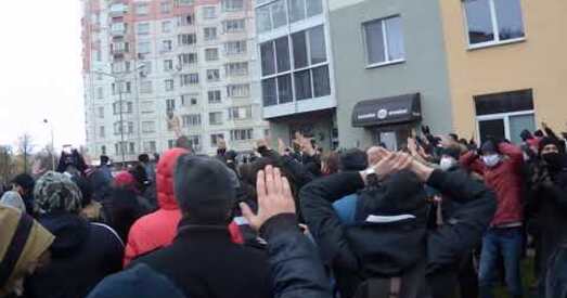 Да зачысткі: людзі адцяснілі АМАП з плошчы Перамен