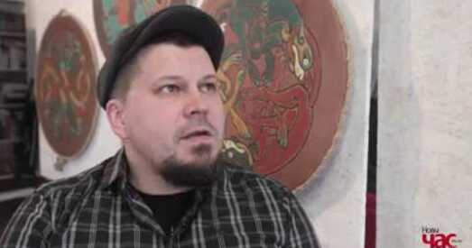 Алесь Дзянісаў. Партрэт на фоне сцяга