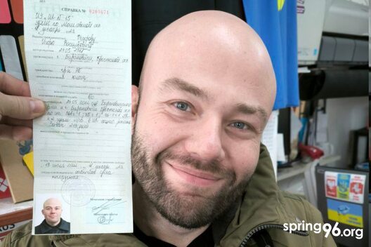 Ігар Фёдараў трымае даведку аб вызваленні з калоніі. Фота з архіва героя Ігар Фёдараў трымае даведку аб вызваленні з калоніі. Фота з архіва героя