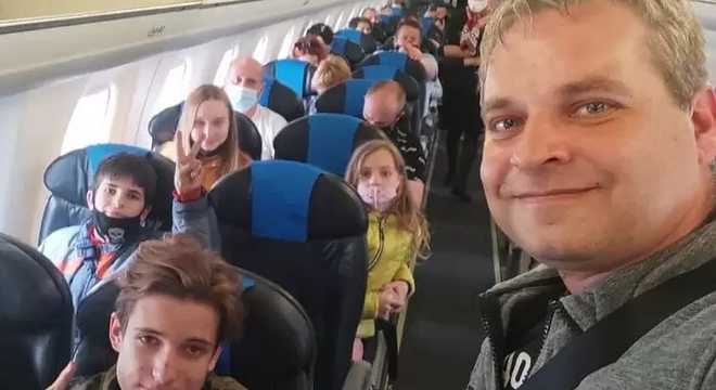 Ілля Дабратвор, які з'ехаў за мяжу з пяццю дзецьмі: У Варшаве працую таксістам і ў масоўках кіно Ілля Дабратвор, які з'ехаў за мяжу з пяццю дзецьмі: У Варшаве працую таксістам і ў масоўках кіно